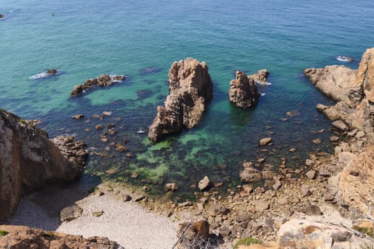 Private adventure to a hidden beach in Cascais with Volta Adventures
